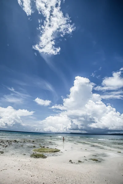 Transparante zee water en blauwe hemel met wolken — Stockfoto