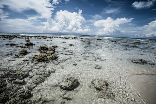 Transparante zee water en blauwe hemel met wolken — Stockfoto