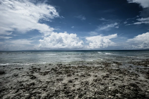 Przejrzyste morze woda i niebieski niebo z chmurami — Zdjęcie stockowe
