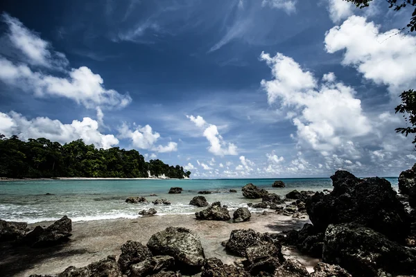 Neil eiland strand en blauwe hemel met witte wolken, Andamanen - india — Stockfoto