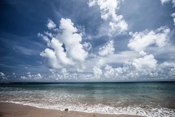 Şeffaf deniz suyu ve mavi gökyüzü bulutlu — Stok fotoğraf