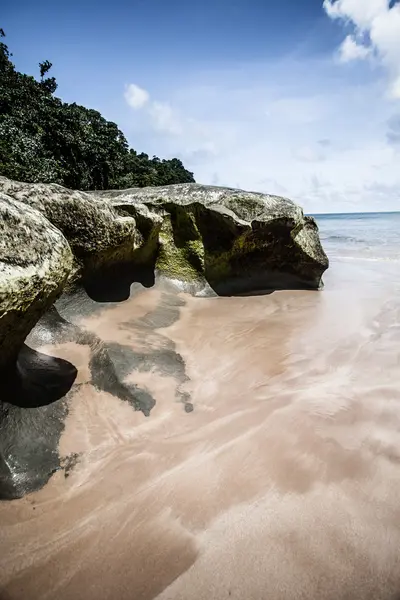 Neil Island strand og blå himmel med hvide skyer, Andaman øer - Indien - Stock-foto