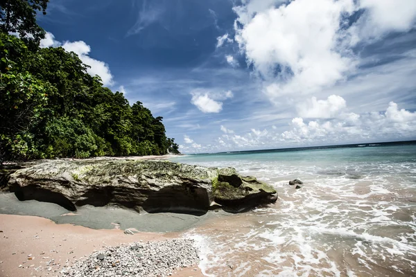Neil Island beach and blue sky with white clouds, Andaman islands - India — Stock Photo, Image