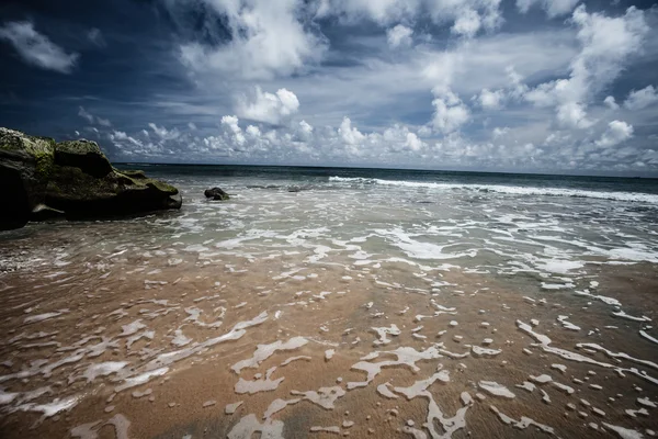 Playa de Neil Island y cielo azul con nubes blancas, islas Andaman - India — Foto de Stock