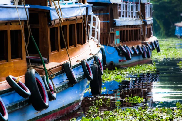 Casa barco em águas secundárias perto de palmeiras em Alappuzha, Kerala, Índia — Fotografia de Stock