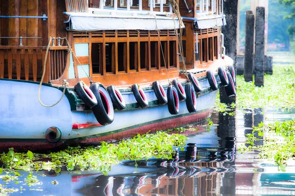 Maison bateau dans les backwaters près des palmiers à Alappuzha, Kerala, Inde — Photo