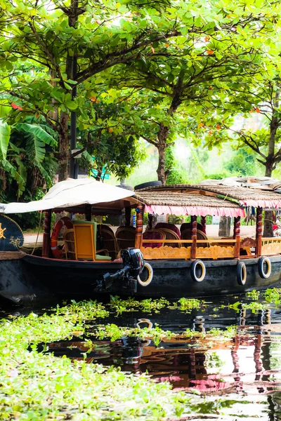 House boat in backwaters near palms in Alappuzha, Kerala, India — Stock Photo, Image