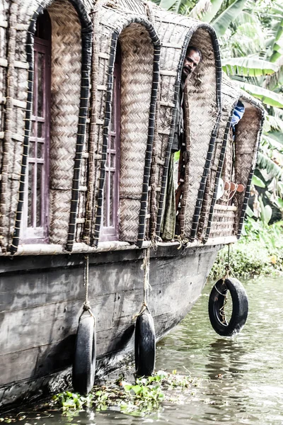 Maison bateau dans les backwaters près des palmiers à Alappuzha, Kerala, Inde — Photo