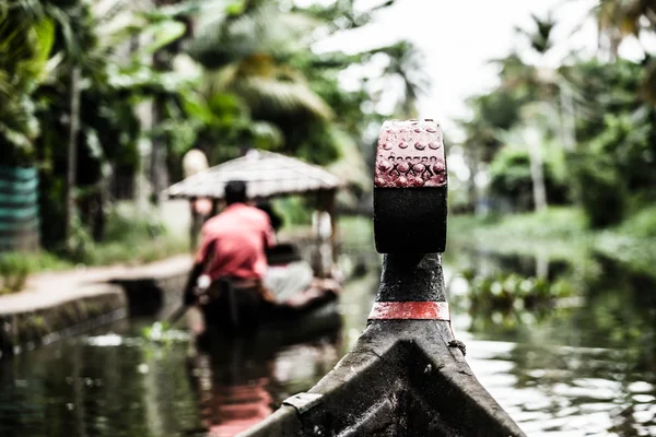 Hausboot in Backwaters nahe Palmen in alappuzha, Kerala, Indien — Stockfoto