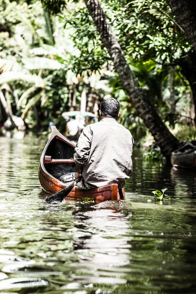 Hausboot in Backwaters nahe Palmen in alappuzha, Kerala, Indien — Stockfoto