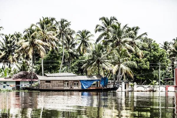 Casa barco en remansos cerca de palmeras en Alappuzha, Kerala, India — Foto de Stock