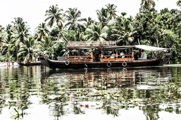 House boat in backwaters near palms in Alappuzha, Kerala, India — Stock Photo, Image