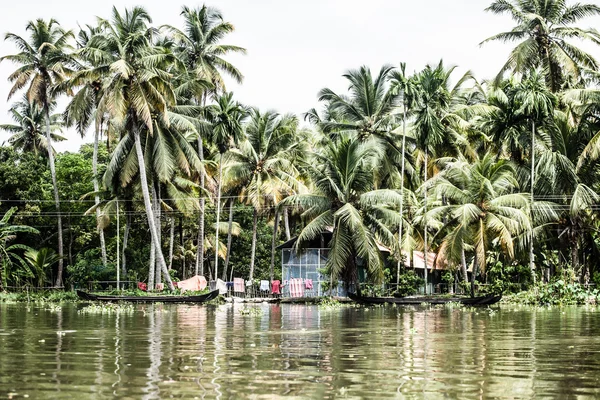 Casa barco en remansos cerca de palmeras en Alappuzha, Kerala, India — Foto de Stock