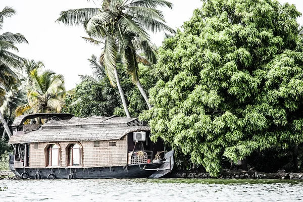 Hausboot in Backwaters nahe Palmen in alappuzha, Kerala, Indien — Stockfoto