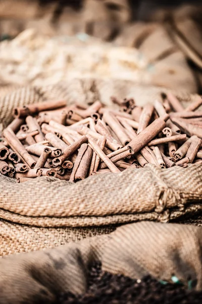 Krydder og urter i sekker på markedet i India – stockfoto