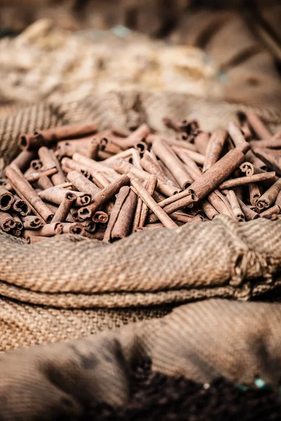 Gewürze und Kräuter in Tüten auf dem indischen Markt — Stockfoto