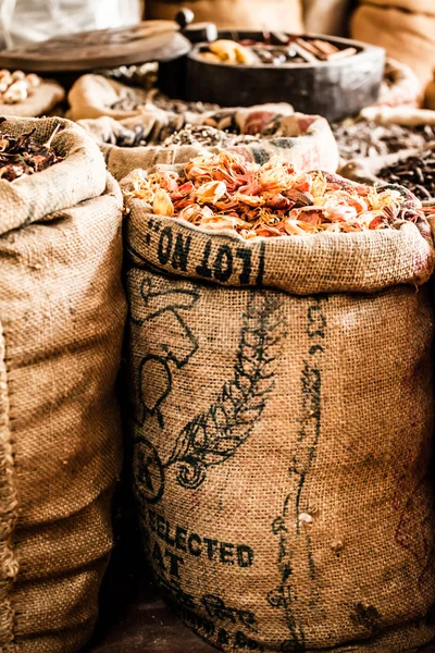 Spezie ed erbe aromatiche in sacchetti al mercato in India — Foto Stock