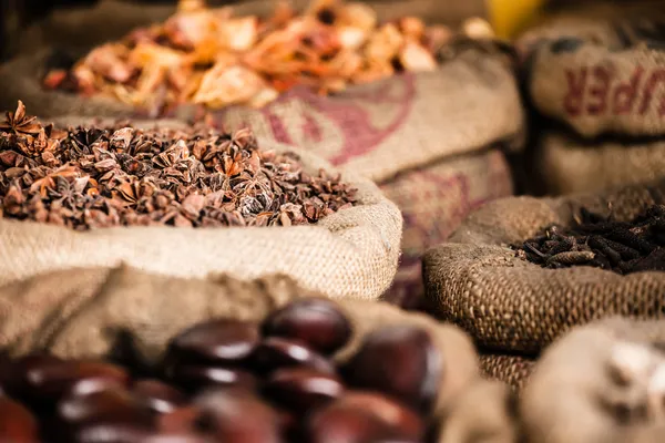 Spices and herbs in bags at market in India — Stock Photo, Image