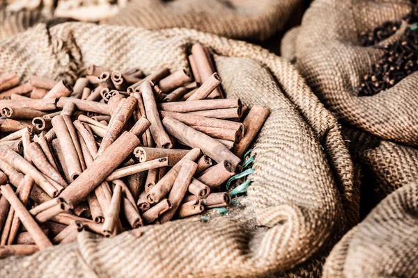 Gewürze und Kräuter in Tüten auf dem indischen Markt — Stockfoto