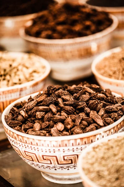 Especiarias e ervas em taças. Comida e cozinha ingredientes. Aditivos naturais coloridos . — Fotografia de Stock