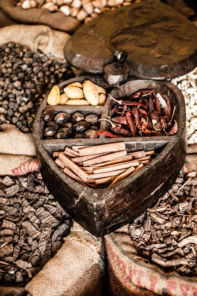 Spices and herbs in bags at market in India — Stock Photo, Image