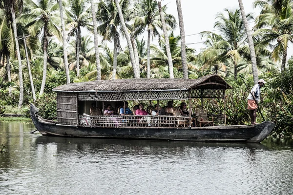 Dom łódź w rozlewiska w pobliżu palmy w alappuzha, kerala, Indie — Zdjęcie stockowe