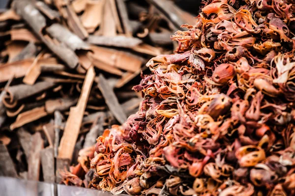 Verscheidenheid van kruiden in de lokale markt in india — Stockfoto