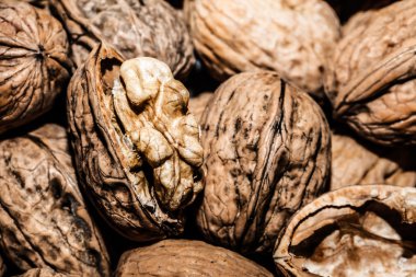 Ceviz kabukları, biri diğerinin üzerine