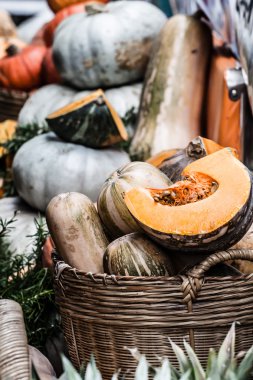 Taze elma sepetleri ekranda bir çiftçi pazar içinde