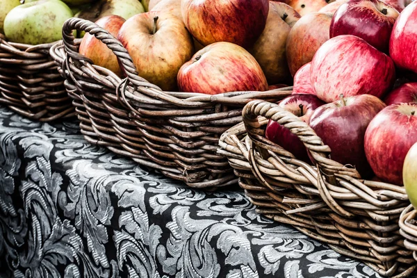 Fresh apples in baskets on display at a farmer's market — Stock Photo, Image