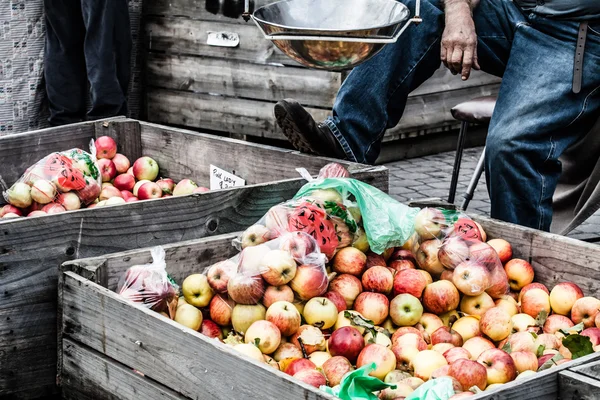 농부의 시장에서 디스플레이에 바구니에 신선한 사과 — 스톡 사진