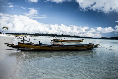 bir plaj sarı tekne.