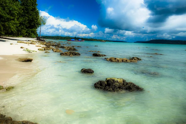 Paesaggio foto di spiaggia tranquilla dell'isola — Foto Stock
