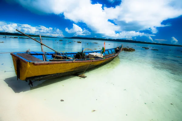 Yellow boat on a beach. — Stock Photo, Image