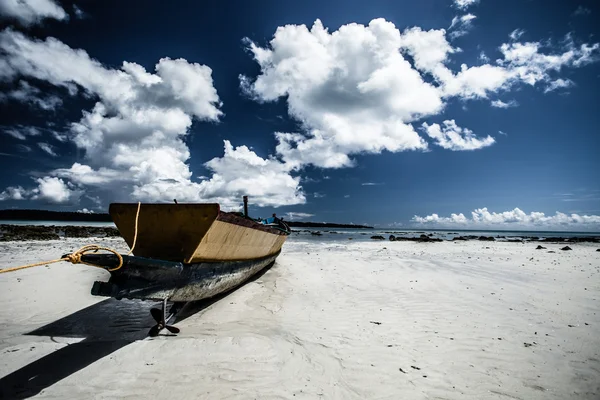 Barco amarelo em uma praia . — Fotografia de Stock