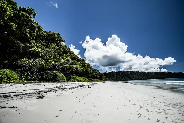 Landschaftsfoto vom ruhigen Inselstrand — Stockfoto