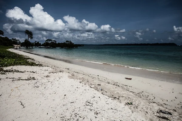 Paesaggio foto di spiaggia tranquilla dell'isola — Foto Stock