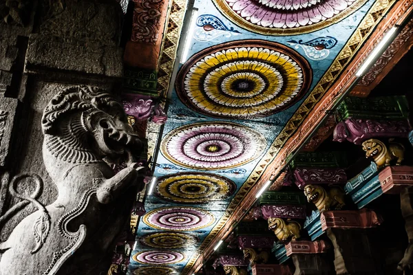 Detalles del Templo Meenakshi - uno de los templos más grandes y antiguos de Madurai, India . — Foto de Stock