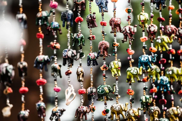 Vários elefantes decorativos de madeira em cores diferentes em Mattancherry Market em Kochi, Kerala, Índia — Fotografia de Stock