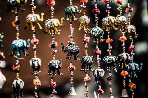 Divers éléphants décoratifs en bois de différentes couleurs au Mattancherry Market à Kochi, Kerala, Inde — Photo