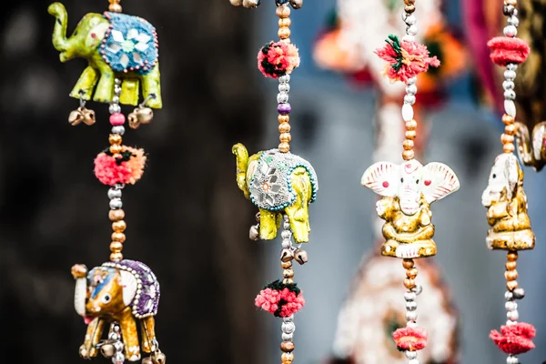 Verschillende van decoratieve olifanten van hout in verschillende kleuren in mattancherry markt in kochi, kerala, india — Stockfoto