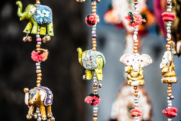 Varios elefantes decorativos de madera en diferentes colores en el mercado de Mattancherry en Kochi, Kerala, India —  Fotos de Stock