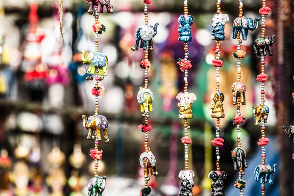 Verschillende van decoratieve olifanten van hout in verschillende kleuren in mattancherry markt in kochi, kerala, india — Stockfoto