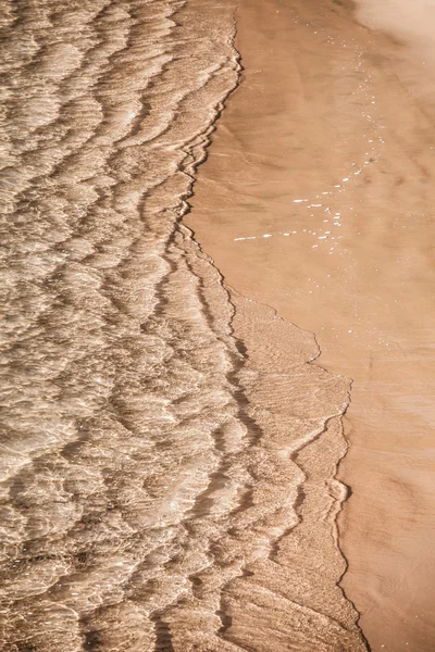 Playa de arena y ola — Foto de Stock