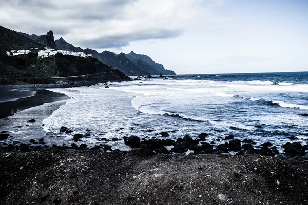 Costa atlântica rochosa nas Ilhas Canárias, Espanha — Fotografia de Stock