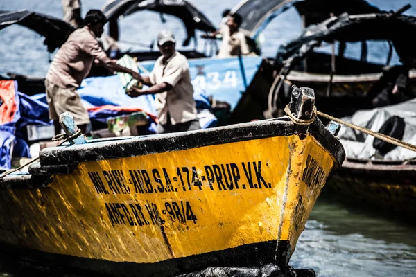 Bateau jaune sur une plage . — Photo