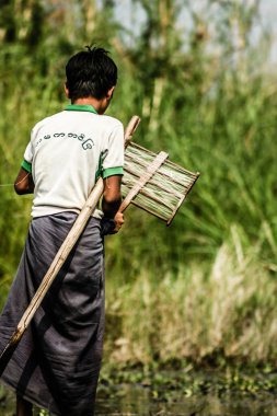 kimliği belirsiz bir çalışan Myanmar