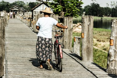 Kurak mevsimin ekimi teak ahşap köprü u-bein Köprüsü, amarapura, myanmar.