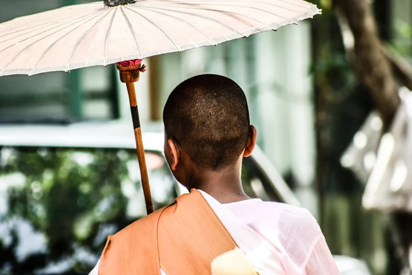 Kobieta mnichów yangoon, myanmar — Zdjęcie stockowe