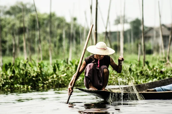 An unidentified working in Myanmar — Stock Photo, Image